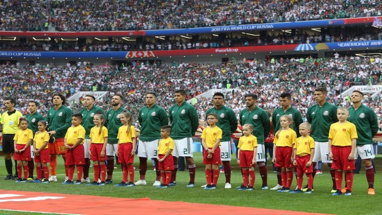 墨西哥 V.S 波蘭-墨西哥足球隊列隊